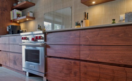 Keuken in notenhout met stoer fornuis Keuken in notenhout met stoer fornuis