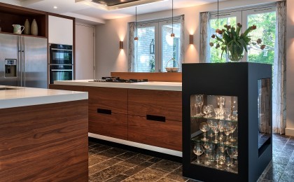 Keuken met in elkaar grijpende volumes en strak lijnenspel Keuken met in elkaar grijpende volumes en strak lijnenspel