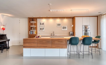 Strakke keuken met warm notenhout Strakke keuken met warm notenhout